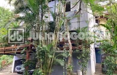 Imagem: A casa em condomínio possui 5 Dormitórios, 5 Banheiros, 2