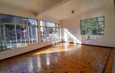 Imagem: A casa possui 5 Dormitórios, 3 Banheiros, 2 Vagas na garagem