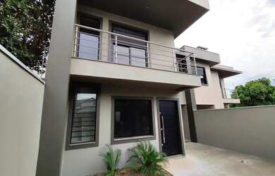 Imagem: A casa possui 3 Dormitórios, 2 Banheiros, 2 Vagas na garagem