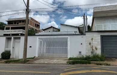 Imagem: A casa possui 4 Dormitórios, 3 Banheiros, 2 Vagas na garagem