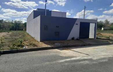 Imagem: A casa possui 2 Dormitórios, 1 Banheiro, 2 Vagas na garagem