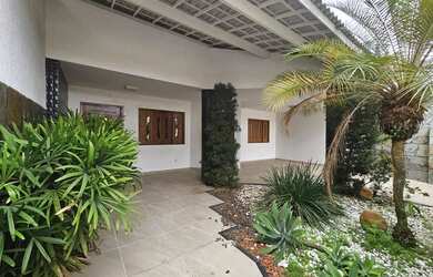 Imagem: A casa possui 5 Dormitórios, 4 Banheiros, 3 Vagas na garagem