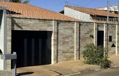 Imagem: A casa possui 3 Dormitórios, 1 Banheiro, 3 Vagas na garagem