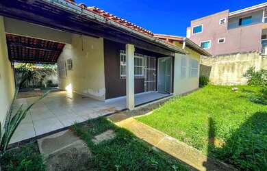 Imagem: A casa possui 3 Dormitórios, 2 Banheiros, 2 Vagas na garagem