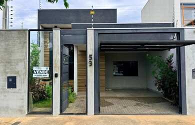 Imagem: A casa possui 3 Dormitórios, 2 Banheiros, 2 Vagas na garagem