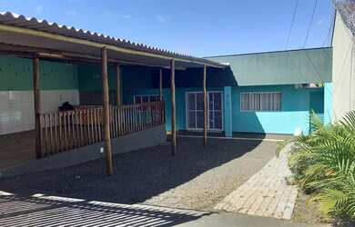 Imagem: A casa possui 3 Dormitórios, 2 Banheiros, 3 Vagas na garagem