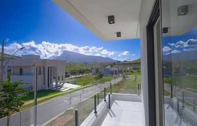 Imagem: A casa em condomínio possui 4 Dormitórios, 5 Banheiros, 2