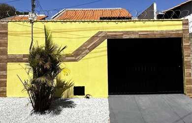 Imagem: A casa possui 2 Dormitórios e 1 Banheiro e está localizado