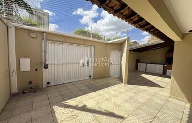 Imagem: A casa possui 3 Dormitórios, 3 Banheiros, 4 Vagas na garagem