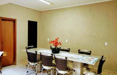 Imagem: A casa à venda possui 3 Dormitórios, 1 Banheiro, 2 Vagas na