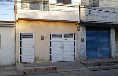 Imagem: A casa possui 3 Dormitórios, 2 Banheiros, 1 Vaga na garagem