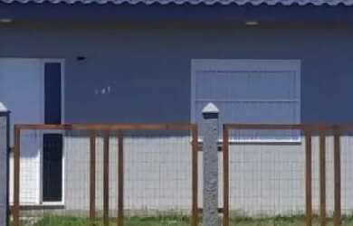 Imagem: A casa possui 3 Dormitórios, 2 Banheiros, 1 Vaga na garagem