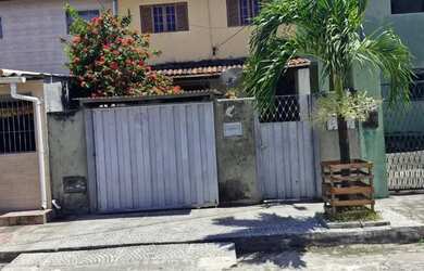 Imagem: A casa possui 3 Dormitórios, 2 Banheiros, 1 Vaga na garagem