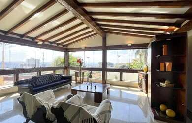 Imagem: A casa possui 4 Dormitórios, 4 Banheiros, 4 Vagas na garagem