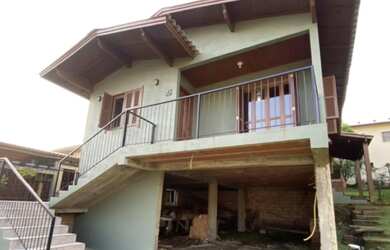 Imagem: A casa possui 3 Dormitórios, 3 Banheiros e 1 Vaga na garagem