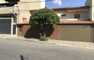 Imagem: A casa possui 3 Dormitórios, 2 Banheiros, 4 Vagas na garagem