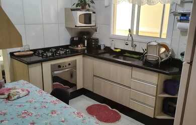 Imagem: A casa em condomínio possui 3 Dormitórios, 1 Banheiro, 2 Vagas