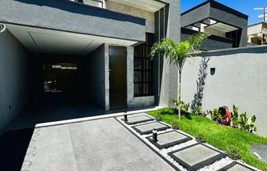 Imagem: A casa possui 3 Dormitórios, 2 Banheiros, 2 Vagas na garagem