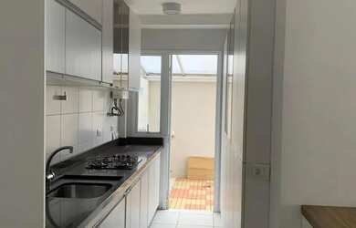 Imagem: O apartamento possui 2 Dormitórios, 1 Banheiro, 1 Vaga na garagem