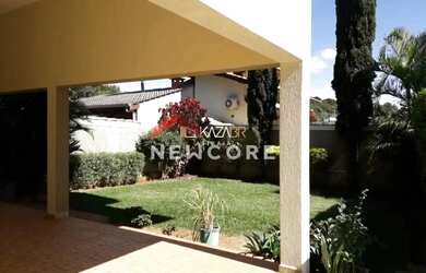 Imagem: A casa possui 4 Dormitórios, 3 Banheiros, 2 Vagas na garagem