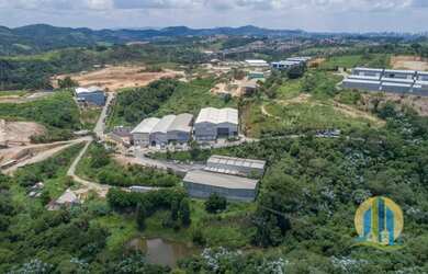 Imagem: O depósito possui 5 Vagas na garagem e 2476m² de Área e está