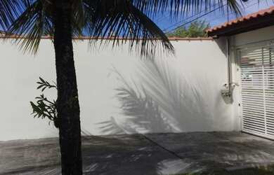 Imagem: A casa possui 2 Dormitórios, 4 Vagas na garagem e está localizado