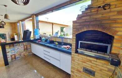 Imagem: A casa possui 3 Dormitórios, 2 Banheiros, 2 Vagas na garagem