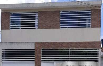 Imagem: A casa possui 4 Dormitórios, 5 Banheiros, 1 Vaga na garagem