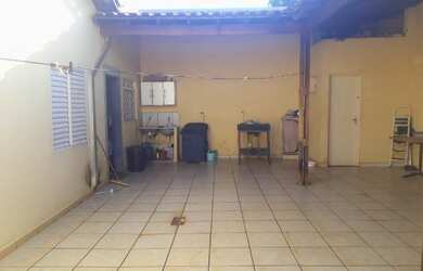 Imagem: A casa possui 4 Dormitórios, 3 Banheiros, 4 Vagas na garagem