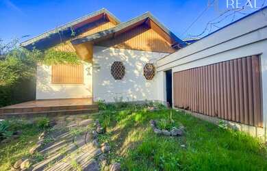 Imagem: A casa possui 4 Dormitórios, 2 Banheiros, 2 Vagas na garagem