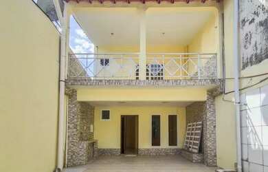 Imagem: A casa possui 3 Dormitórios, 4 Banheiros, 2 Vagas na garagem