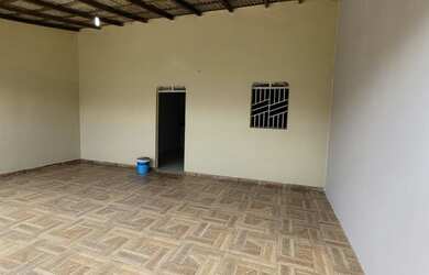 Imagem: A casa possui 2 Dormitórios, 2 Banheiros, 2 Vagas na garagem