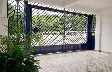 Imagem: A casa possui 3 Dormitórios, 2 Banheiros, 2 Vagas na garagem