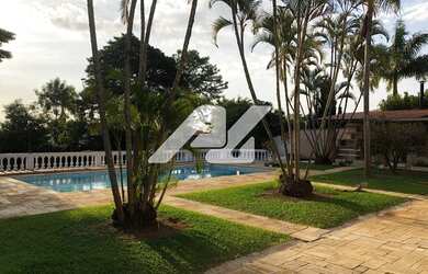 Imagem: A casa possui 4 Dormitórios, 5 Banheiros, 3 Vagas na garagem