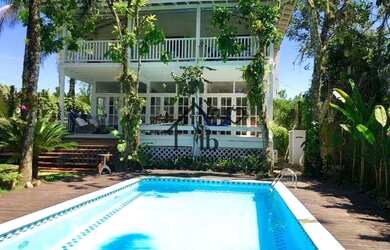 Imagem: A casa possui 5 Dormitórios, 4 Banheiros, 5 Vagas na garagem