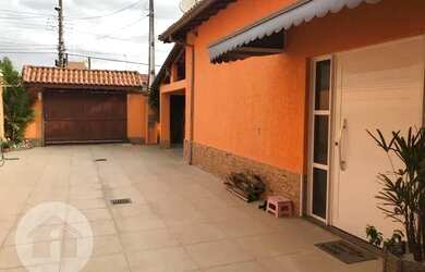 Imagem: A casa possui 3 Dormitórios, 1 Banheiro, 5 Vagas na garagem