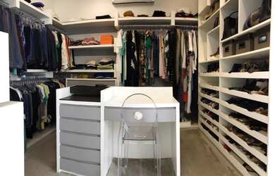 Imagem: A casa em condomínio possui 4 Dormitórios, 5 Banheiros, 600m²