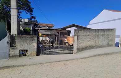 Imagem: A casa possui 2 Dormitórios, 1 Banheiro, 1 Vaga na garagem