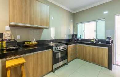 Imagem: A casa possui 3 Dormitórios, 2 Banheiros, 3 Vagas na garagem