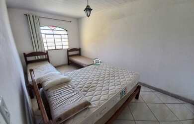 Imagem: A casa possui 4 Dormitórios, 2 Banheiros, 1 Vaga na garagem