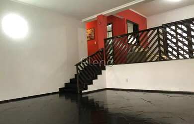 Imagem: A casa possui 3 Dormitórios, 2 Banheiros, 4 Vagas na garagem