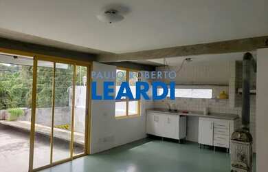 Imagem: A casa possui 4 Dormitórios, 5 Banheiros, 3 Vagas na garagem