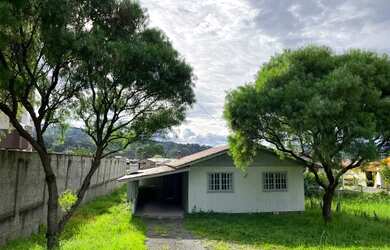 Imagem: A casa possui 3 Dormitórios, 1 Banheiro, 2 Vagas na garagem