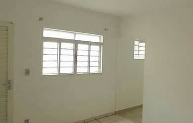 Imagem: A casa possui 1 Dormitório, 1 Banheiro, 1 Vaga na garagem e