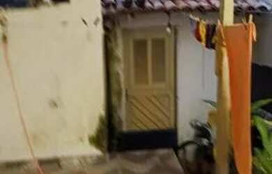 Imagem: A casa possui 1 Dormitório, 1 Banheiro, 1 Vaga na garagem e