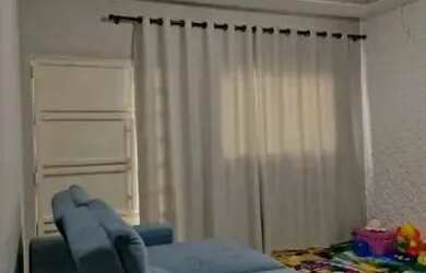 Imagem: A casa possui 2 Dormitórios, 2 Banheiros, 2 Vagas na garagem