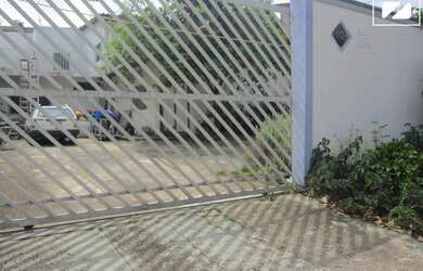 Imagem: A casa possui 3 Dormitórios, 3 Banheiros, 4 Vagas na garagem