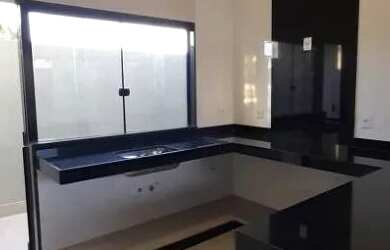 Imagem: A casa possui 3 Dormitórios, 2 Banheiros, 2 Vagas na garagem