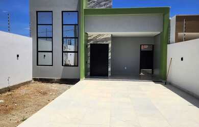 Imagem: A casa possui 3 Dormitórios, 2 Banheiros, 4 Vagas na garagem