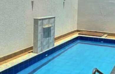 Imagem: A casa possui 4 Dormitórios, 3 Banheiros, 2 Vagas na garagem